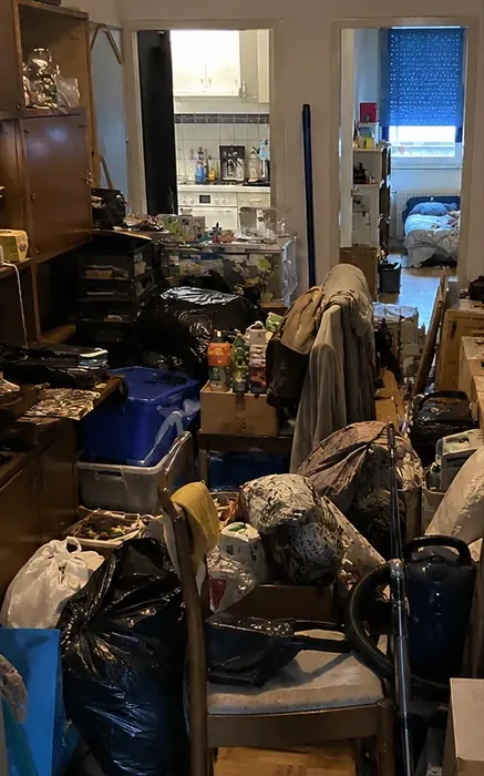 Wohnung in Wetzlar vor der Entrümpelung: Flur voller Möbel, Säcke und Hausrat